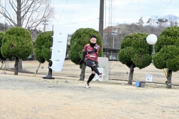 ゴルフとサッカーを融合！　「フットゴルフ」楽しんで　福島県西郷村で県内初の体験会