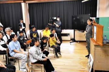 震災遺構「請戸小」で「防災減災」授業　震災の経験、紙芝居で伝える　福島県浪江町