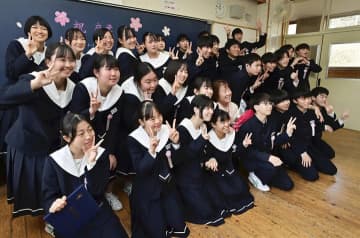 福島県内1万4000人…学びや巣立つ、203中学校卒業式