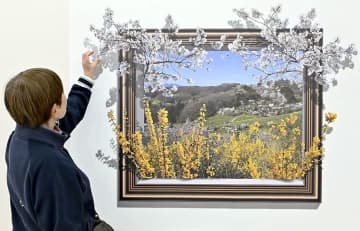 額縁から飛び出る花々！　花見山トリックアート展