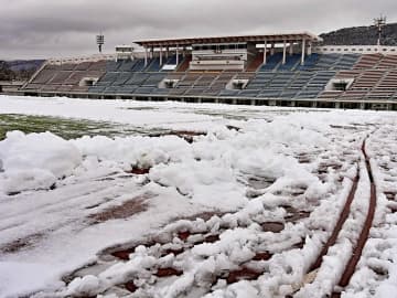 福島県内…冬に逆戻り、強風・降雪　スタジアムも真っ白、福島U中止