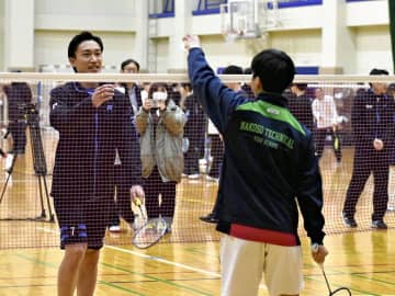 元世界王者・桃田選手の技術…体感、郡山でバドミントン教室