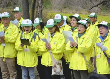 訪れた人を笑顔でおもてなし　花見山「ふくしま花案内人」活動開始