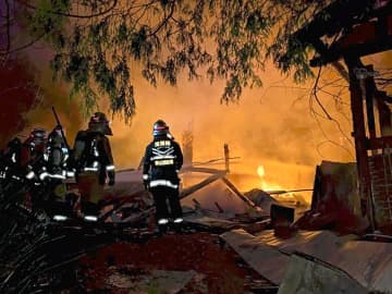 郡山で住宅全焼、焼け跡から1遺体　家人男性と連絡取れず