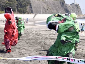 ゴール目指して浜辺爆走！　いわき・豊間海岸でティラノサウルスレース