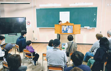 紙芝居で学ぶ防災や復興　震災遺構の請戸小で「授業」