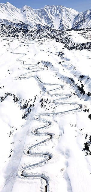 霊峰へ続く春の曲線　富山・立山黒部アルペンルートで除雪進む