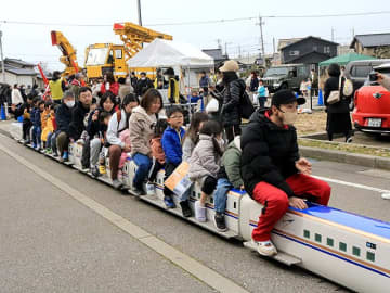 北陸新幹線の旅楽しい　開業10年、富山県の新高岡駅でミニ列車体験に列