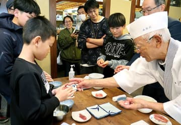 卒業祝いすし作り　富山・四方小児童、地域の特色に触れる