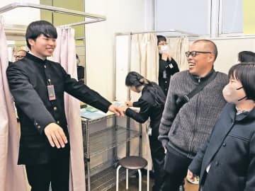 新しい制服にわくわく　富山県内の学生服専門店、新入生が採寸