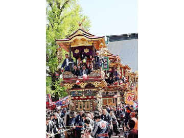 曳山6基、坂の町優雅に練る　富山で越中八尾曳山祭