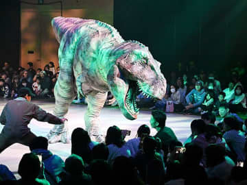 迫力の恐竜ショーに歓声　氷見市芸術文化館でディノアライブ開演