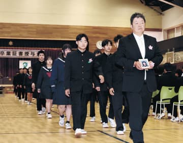 豪雨で犠牲、翼音さんと一緒に巣立ち　輪島中、遺影掲げ復興願い