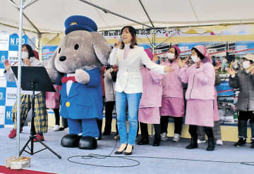 Tomomiさん10周年彩る歌声　北陸新幹線黒部宇奈月温泉駅