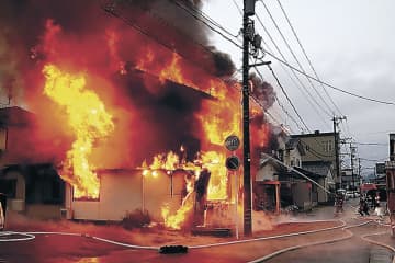 七尾の税理士事務所全焼　けが人なし