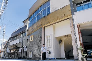 粟津に「半地下」レトロカフェ　築60年のスナック改装