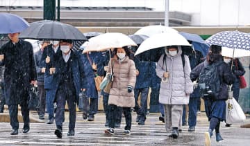 富山市中心部17日ぶり雪