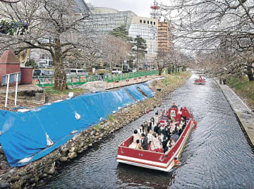 松川遊覧船スタート　地震爪跡残る護岸　訪日客向け英語パンフ製作