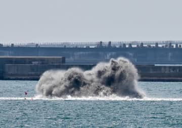 衝撃で「震度1」も…那覇沖で不発弾24発を水中爆破、5メートルの水柱　沖縄