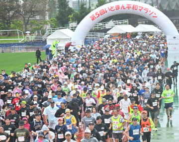 悪天候に負けず「海人の町」駆け抜ける　いとまん平和マラソン　沖縄