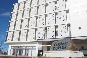 豊見城市議の議員報酬、月額4万円増額の41万円へ　市長は6万円増を検討　市議会3月定例会　沖縄