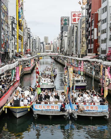 歌舞伎役者が船乗り込み、大阪　初夏の風物詩