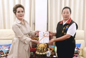デヴィ夫人、被災地の花蓮訪問　台湾地震で1000万円寄付