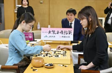 牛栄子四段が勝ち、最終局へ　囲碁の女流本因坊戦第4局