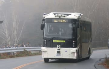 富士山で自動運転バス試乗会　山梨県の鉄道構想に対抗