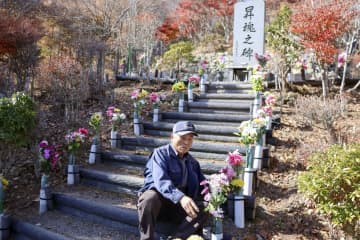 群馬・御巣鷹の尾根、冬の閉山　日航社員らが墓標を清掃