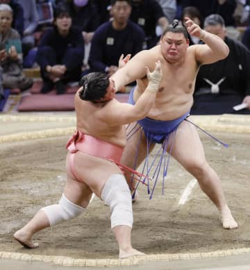 大の里5勝目、豊昇龍は初黒星　九州場所7日目、全勝消える