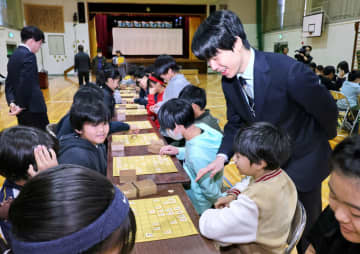 藤井七冠「夢に向かって頑張れ」　母校の小学校でサプライズ授業