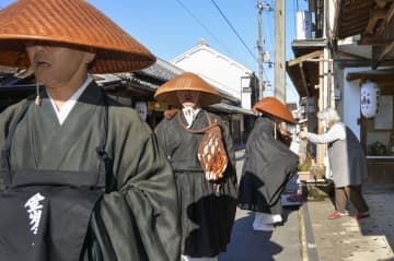 世界遺産・金峯山寺の僧侶が托鉢　能登半島災害支援も、奈良