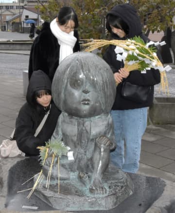 水木しげるロードは迎春ムード　鬼太郎やねずみ男像しめ飾り