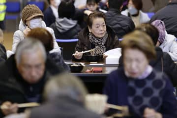 能登、仮設に家族集まりだんらん　平穏願い、避難所で年越しも