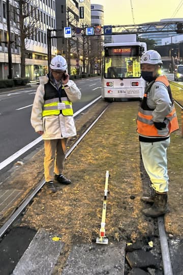 くぎ緩み軌間拡大が原因で脱線か　熊本市電、運休区間再開