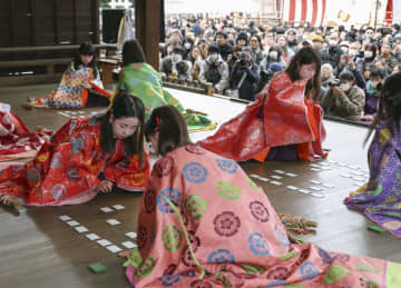 平安装束で「かるた始め」　新春恒例、京都・八坂神社