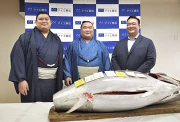 大関大の里、初競りマグロに舌鼓　「1年のスタートをいい形で」