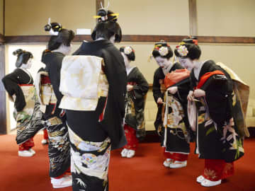 京都、舞妓さんら仕事始め　「今年もおたのもうします」