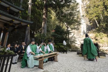 「那智の滝」の前で魔よけ神事　和歌山、熊野那智大社