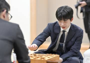 藤井聡太七冠、叡王戦準決勝へ　将棋、全八冠復帰を指す