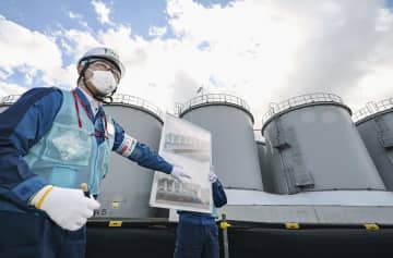 空になった処理水タンクを公開　福島第1原発、解体は強風で延期