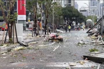 飛び散るガラス、横たわる負傷者　ごう音も、台中市の百貨店で爆発