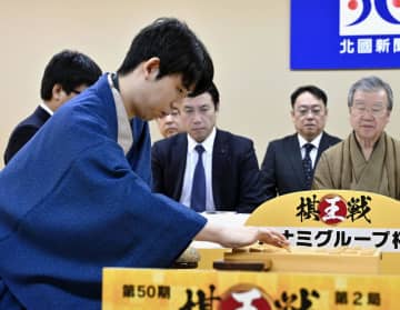 藤井聡太七冠、3連覇へ王手　将棋の棋王戦で2連勝