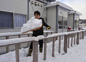 能登の仮設住宅、有志が除雪　「高齢者多く今後も心配」