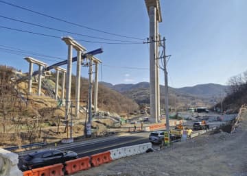 韓国の高速道路工事で橋桁崩落　7人死傷、生き埋めもか