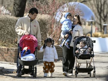 出産祝い金1千万円、再雇用約束　韓国の少子化対策、企業支援が鍵