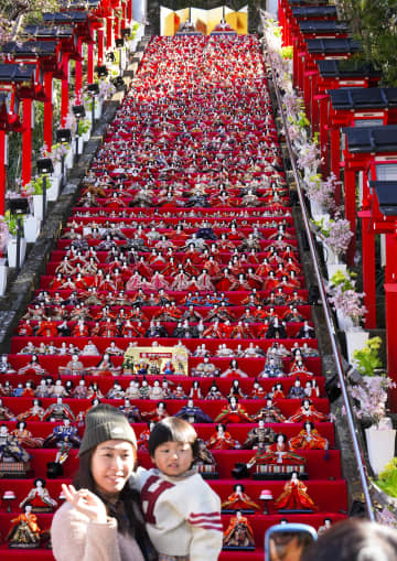 石段にひな人形1800体　千葉・勝浦の遠見岬神社