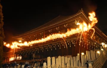 東大寺「お水取り」始まる　古都・奈良に春呼ぶ伝統修行