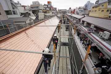 「仲見世」屋根、80年ぶり改修　浅草寺参道の商店街、赤茶色に